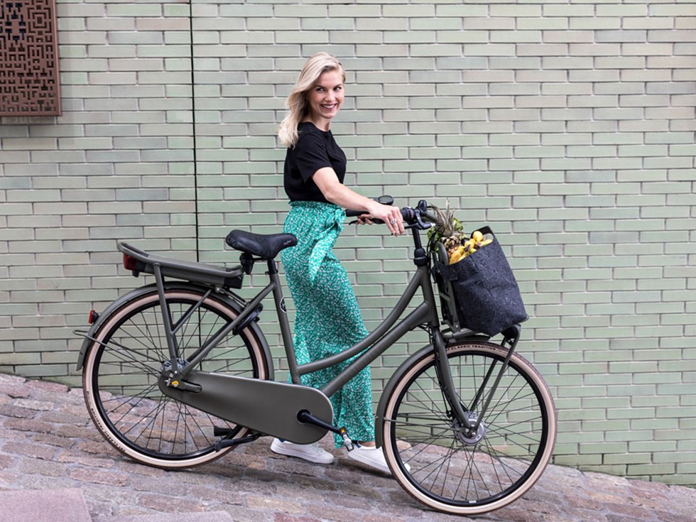 Velomotion präsentiert Cortina: Alltagstaugliche E-Bikes und Hollandräder mit viel Stil