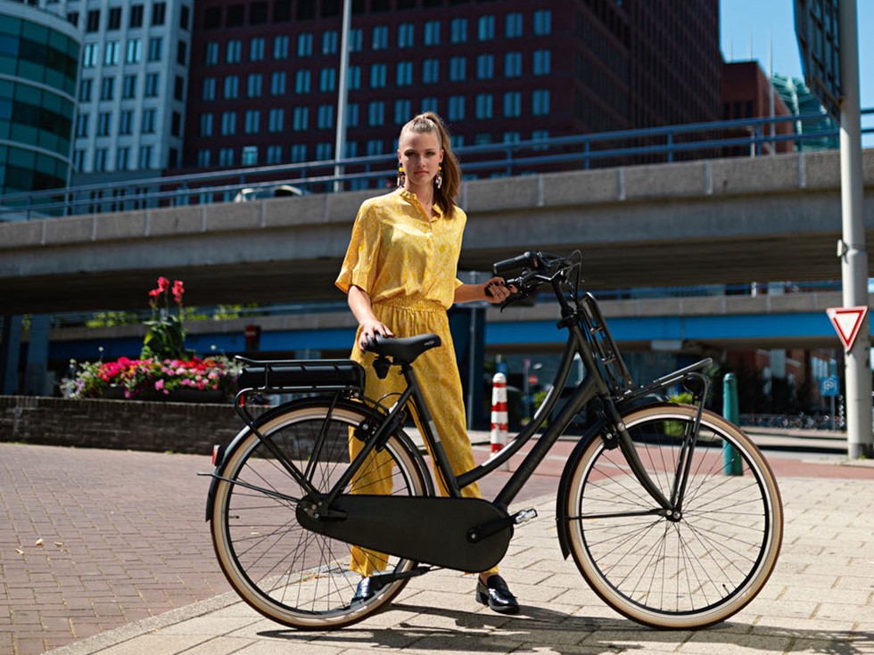 RICHTIG VIEL E-BIKE POWER MIT MITTELMOTOR: DAS CORTINA E-U4 RAW